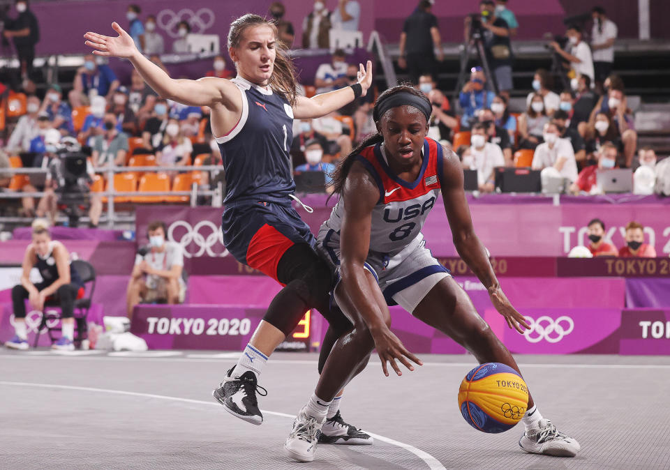 TOKYO, JAPAN - JULY 28, 2021: ROC&#39;s Yulia Kozik (L) and the USA&#39;s Jacquelyn Young in action in their women&#39;s 3x3 basketball gold medal match during the Tokyo 2020 Summer Olympic Games, at the Aomi Urban Sports Park. Stanislav Krasilnikov/TASS (Photo by Stanislav Krasilnikov&#92;TASS via Getty Images)