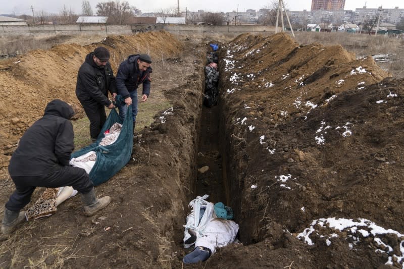 2022年3月9日，烏克蘭東部馬里烏波里遭俄軍轟炸，居民把大量死者埋入萬人塚。（AP）