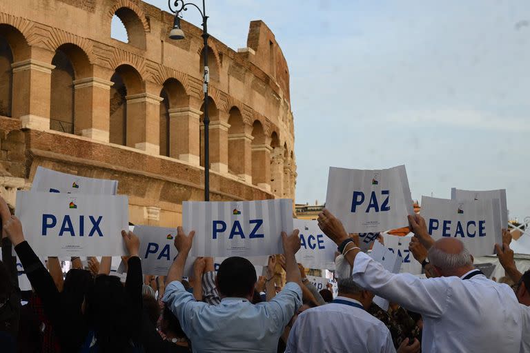 Los carteles piden por la paz en distintos idiomas, en las afueras del Coliseo