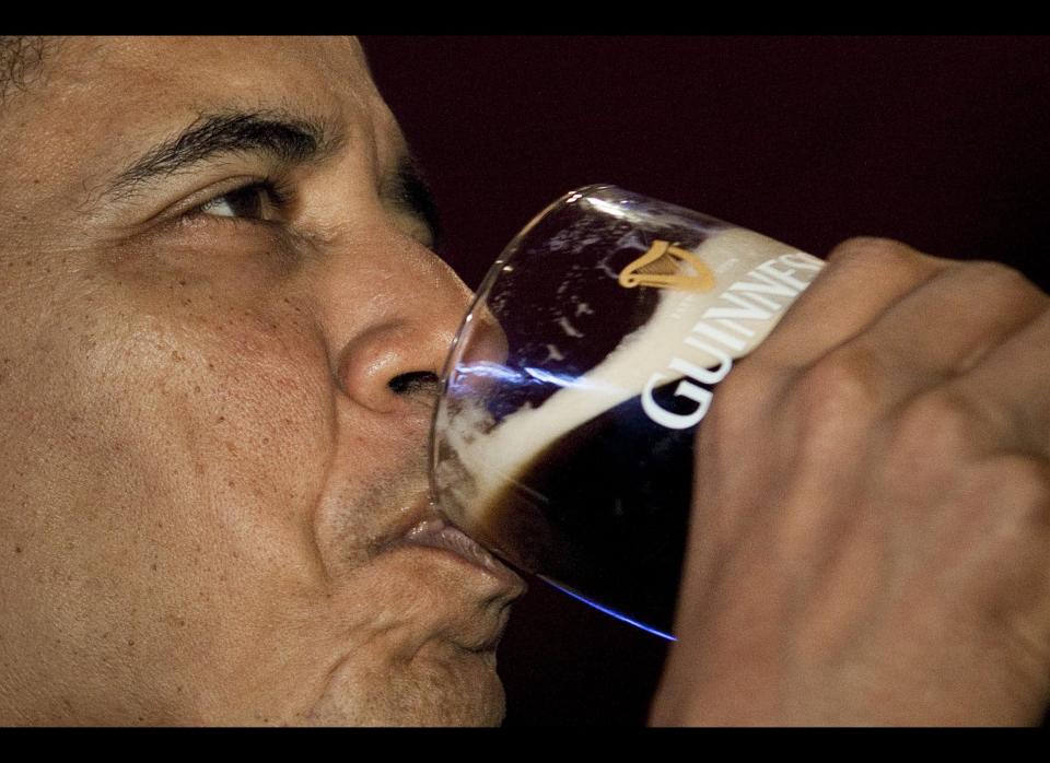  Obama drinks a Guinness beer at The Dubliner pub on March 17, 2012 in Washington. AFP PHOTO/Brendan SMIALOWSKI