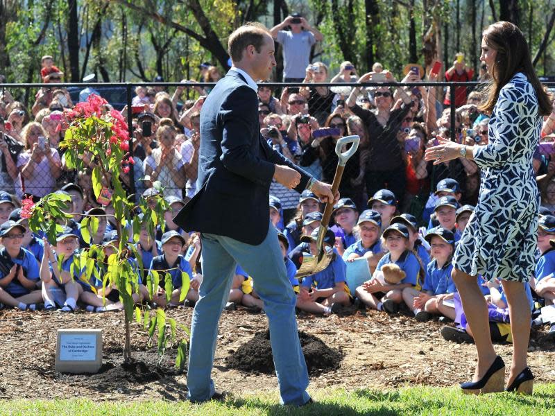 William reicht den Spaten weiter. Foto: Paul Miller