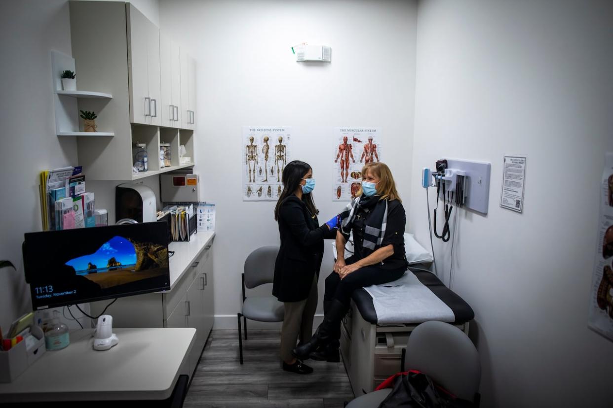 Simrin Sangha meets with her patient Jane Cassie at the Axis Primary Care Clinic in Surrey, B.C., on Tuesday, Nov. 2, 2021.  (Ben Nelms/CBC - image credit)