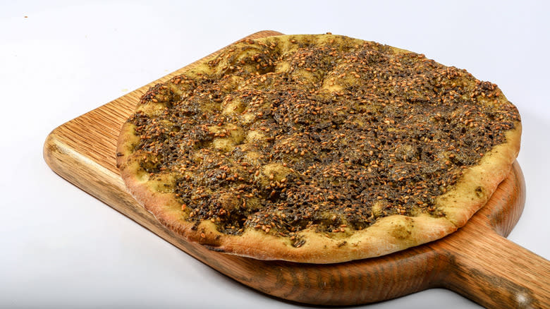 manakish za'atar wooden board 