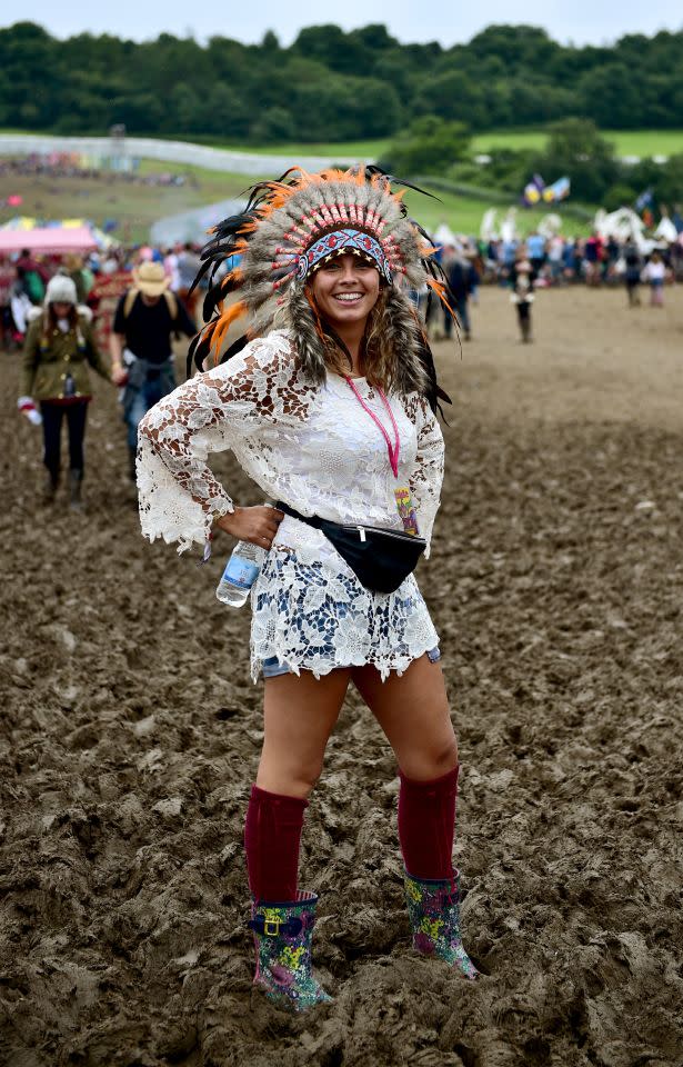 Plusieurs festivalières ont été vues avec des coiffures à plumes et des tenues en dentelle. 