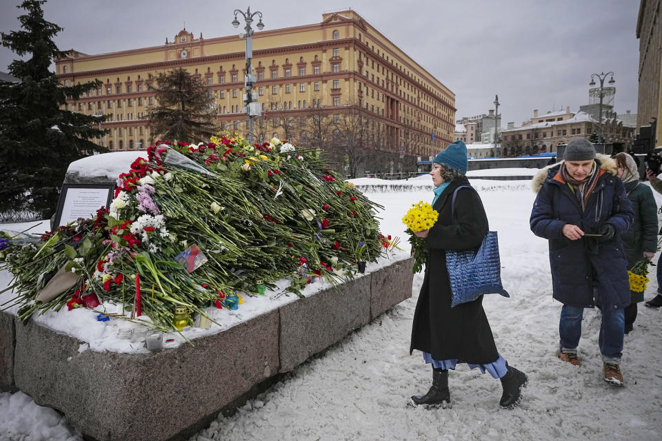 Navalny memorial Moscow (Alexander Zemlianichenko / AP)