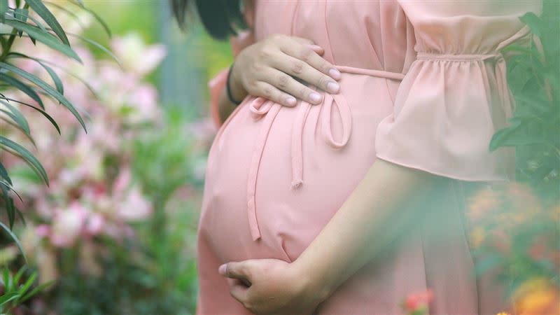 妙齡孕媽即將到待產期，捷運宅包租業者卻突然告知續約要收服務費。（示意圖／pixabay）