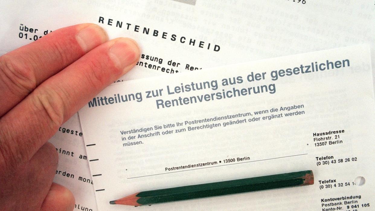 Am Montag war ein Entwurf für den Rentenversicherungsbericht 2019 bekannt geworden, nach dem die Renten zum 1. Juli 2020 in Westdeutschland um 3,15 Prozent und in Ostdeutschland um 3,92 Prozent steigen dürften.