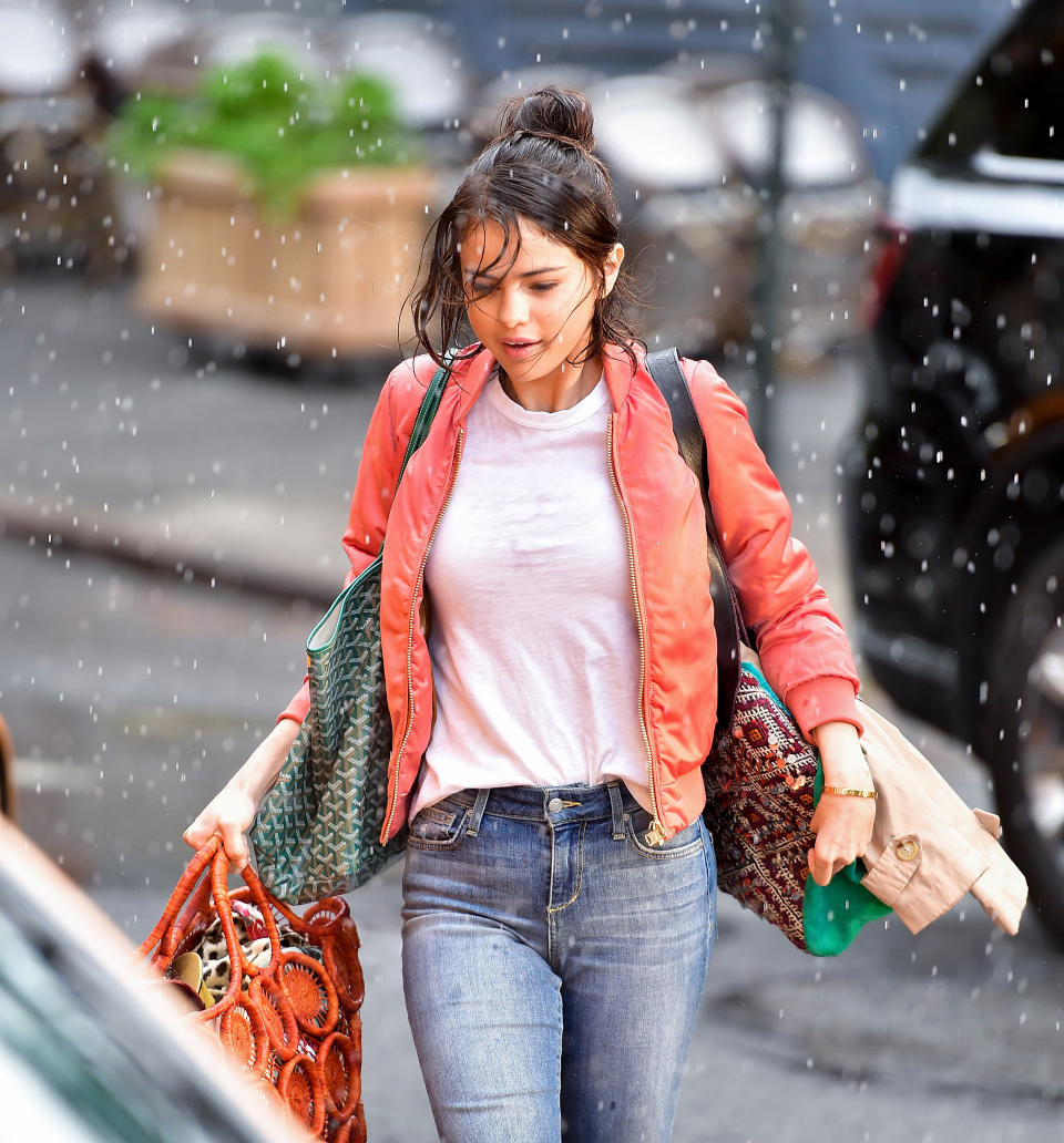 <p>Selena Gómez fue captada literalmente lavada mientras llevaba unas bolsas en la mano con un look muy casual en Nueva York. </p>