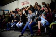 El público mira a la luchadora "Brillo de Luna" pelear en la arena 2 de Junio Arena en Ciudad Nezahualcóyotl, estado de México, el 4 de febrero de 2018 (AFP | Pedro PARDO)