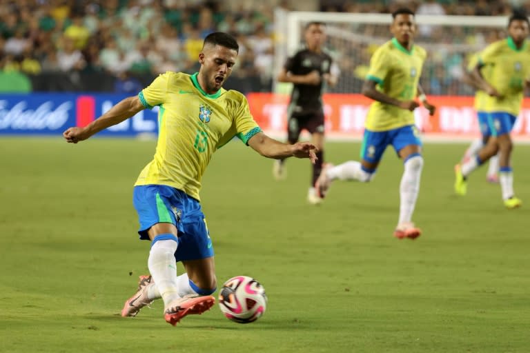 El lateral brasileño Yan Couto controla el balón durante el partido amistoso entre Brasil y México disputado en el estadio Kyle Field, en College Station, Texas, el 8 de junio de 2024. (Tim Warner)