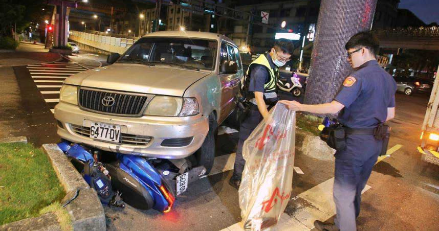 台北市敦煌路與承德路交叉口7日清晨發生一起車禍。（圖／中國時報杜宜諳攝）