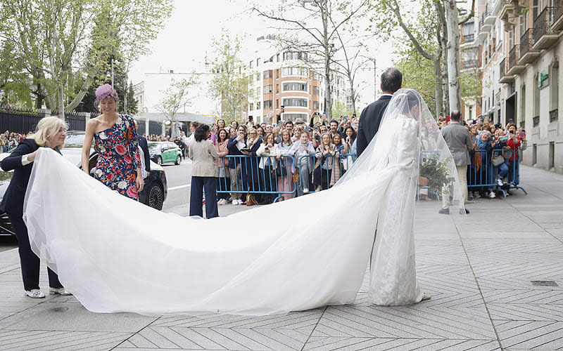 Victoria ayudando a la novia 