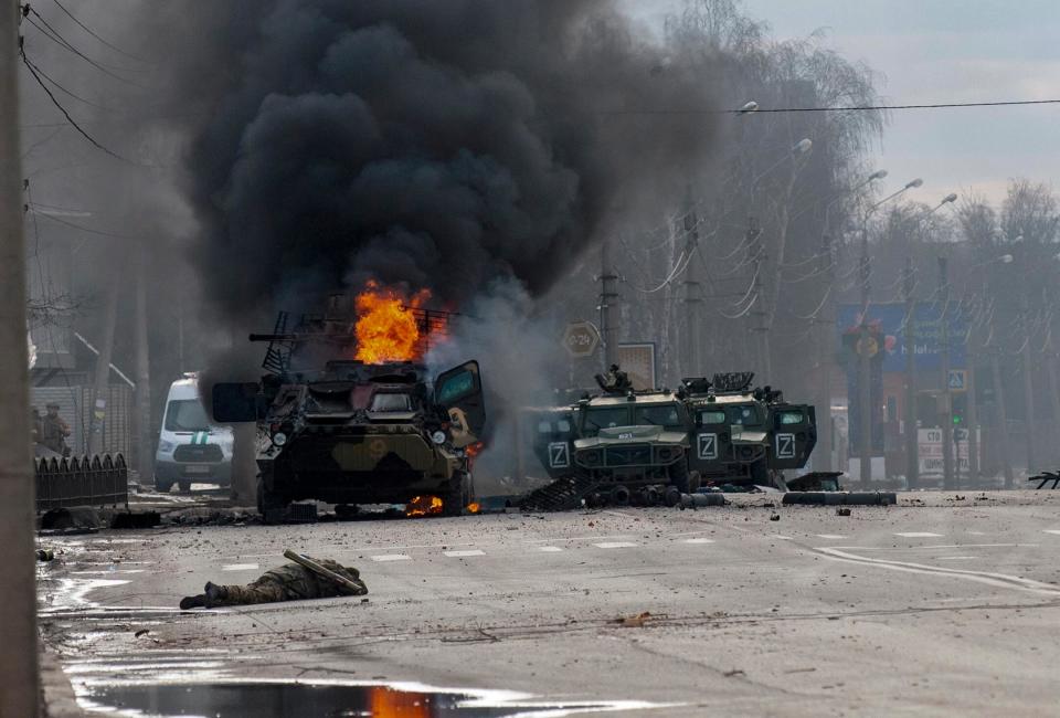 2022年2月27日，烏克蘭第二大城市哈爾科夫（Kharkiv），數輛俄軍軍車在街頭被焚毀。經歷一輪激戰，烏克蘭軍隊擊退嘗試攻進哈爾科夫的俄軍。