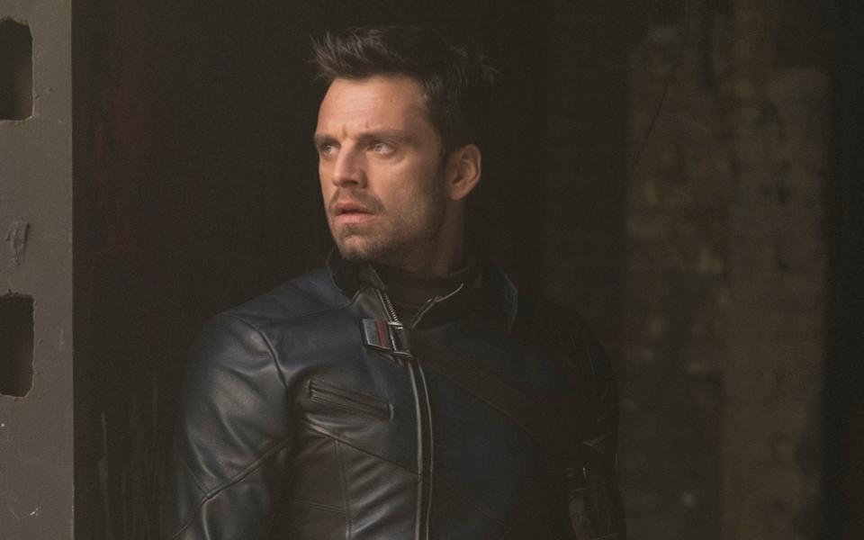 Bucky Barnes (Sebastian Stan) ist der beste Freund von Captain America (Chris Evans). Nach dem zweiten Weltkrieg wurden an ihm Experimente durchgeführt, wodurch er alle Erinnerungen verlor. Danach arbeitete er lange Zeit für die HYDRA als Winter Soldier. Obwohl er als Killermaschine bezeichnet werden kann, zählt er nicht wirklich zu den Bösewichten. Denn am Ende kämpft er an der Seite der Avengers. (Bild: Photo by Chuck Zlotnick / ©Marvel Studios 2020. All Rights Reserved.)