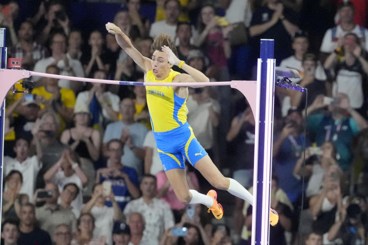 Mondo Duplantis breaks pole vault world record in goldmedal