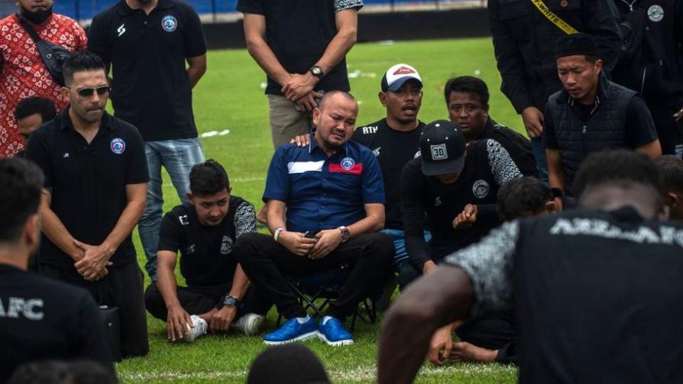 Jugadores del Arema FC llorrando en el lugar de la estampida.