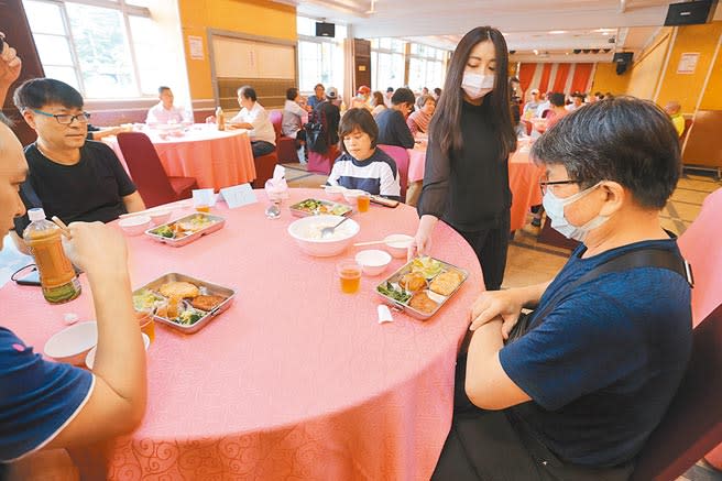 以往團客多以桌菜形式用餐，現改為套餐上菜，原10人桌僅坐4至5人。（黃世麒攝）