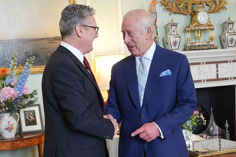 El rey Carlos III recibió a Keir Starmer en el Palacio de Buckingham. (Yui Mok / POOL / AFP)