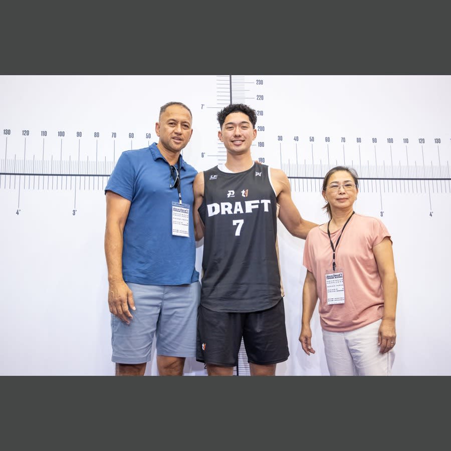 雷克斯（左）兒子雷蒙恩（中）投入台灣職籃選秀，今天體測會一家人都現身。記者季相儒／攝影