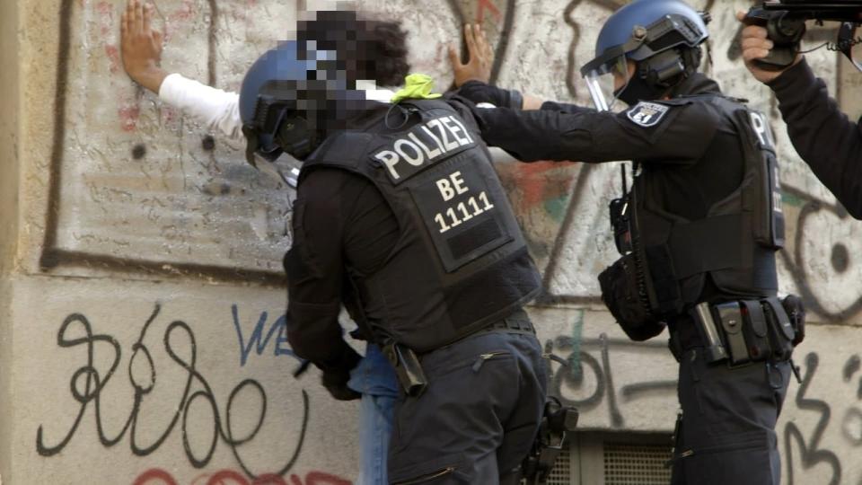 Razzia in einem Barber-Shop: Polizisten gehen gegen Clan-Mitglieder nicht zimperlich vor. (Bild: ZDF / Oliver Baecker)