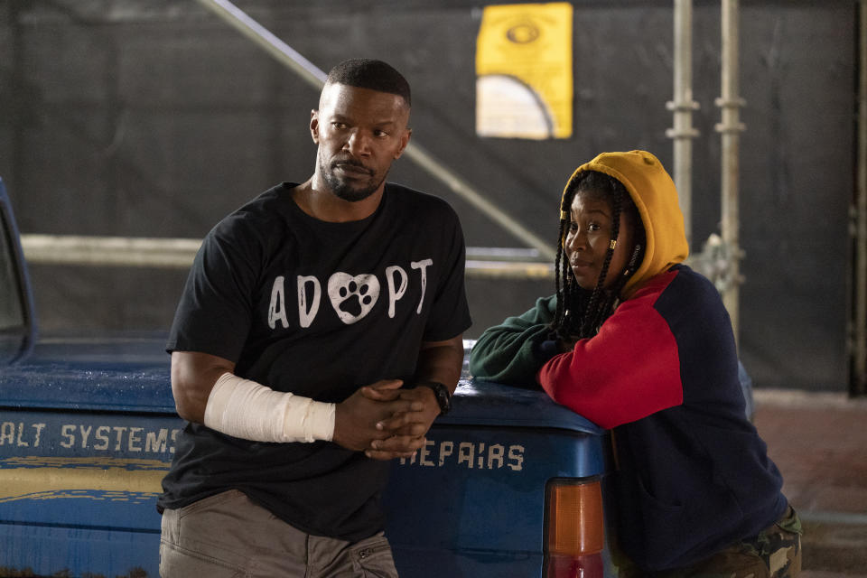 Jamie Foxx, izquierda, y Dominique Fishback en una escena de "Project Power" en una imagen proporcionada por Netflix. La película que se estrena el viernes imagina una píldora que puede dar superpoderes temporales. (Skip Bolen/Netflix via AP)