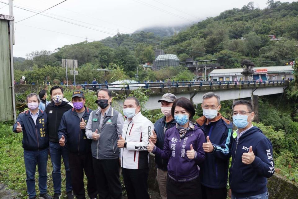 侯友宜與市府團隊、民代及地方人士，見證平菁橋改建開工。   圖：翻攝平溪區長曾繁盛臉書