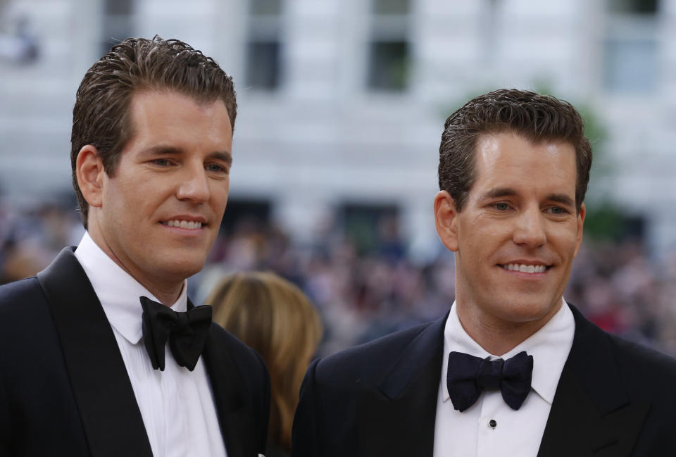 Los empresarios Tyler y Cameron Winklevoss llegan a la Gala del Instituto del Traje del Museo Metropolitano de Arte (Gala Met) para celebrar la inauguración de 