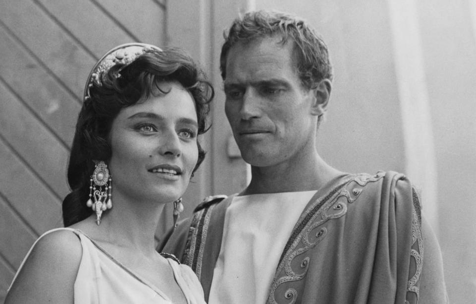 Eigentlich unantastbar? "Ben Hur"-Hauptdarsteller Charlton Heston (mit Marina Berti) war seinerzeit der Held fast jedes Monumentalfilms, und mit elf Oscars hielt das Epos lange Zeit einen Rekord, den erst "Titanic" (1997) sowie "Der Herr der Ringe: Die Rückkehr des Königs" (2003) einstellen konnten. Da hat es eine Neuauflage natürlich besonders schwer ... (Bild: Keystone Features/Hulton Archive/Getty Images)