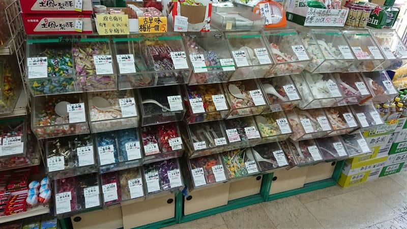 小豆苗有許多軟糖、蜜餞都是秤重在賣的。（圖／翻攝自Google Map）