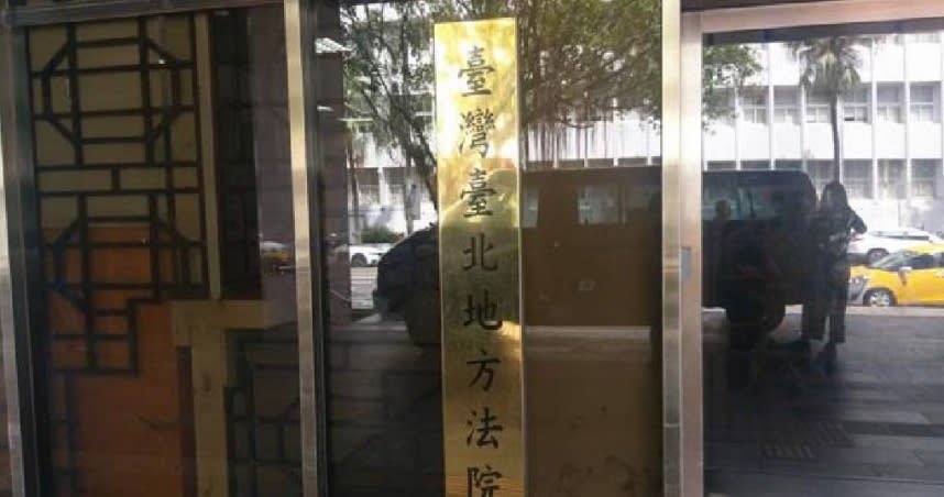 周男雨天竊走超商傘架上的雨傘遭告，臺灣臺北地方法院簡易判決處拘役10日。（圖／翻攝畫面）