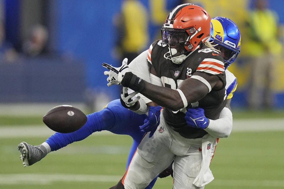 Cleveland Browns tight end David Njoku (85) misses on a catch attempt while being tackled by Los Angeles Rams safety Russ Yeast during the second half of an NFL football game Sunday, Dec. 3, 2023, in Inglewood, Calif. (AP Photo/Mark J. Terrill)