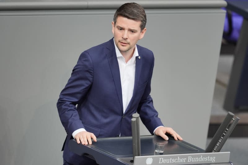 Marcus Faber speaks in the debate on German foreign and security policy in the Bundestag. Michael Kappeler/dpa