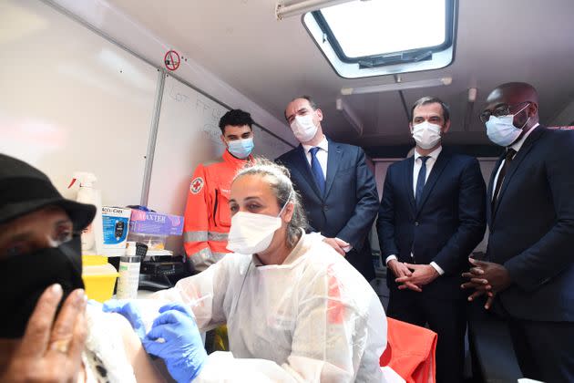 Si Olivier Véran évite de parle d'immunité collective, concept érodé par le variant Delta, il vaccine toujours à coeur joie, comme ici, à Villetaneuse, banlieue nord de Paris le 27 juillet 2021. (Photo: ALAIN JOCARD via AFP)