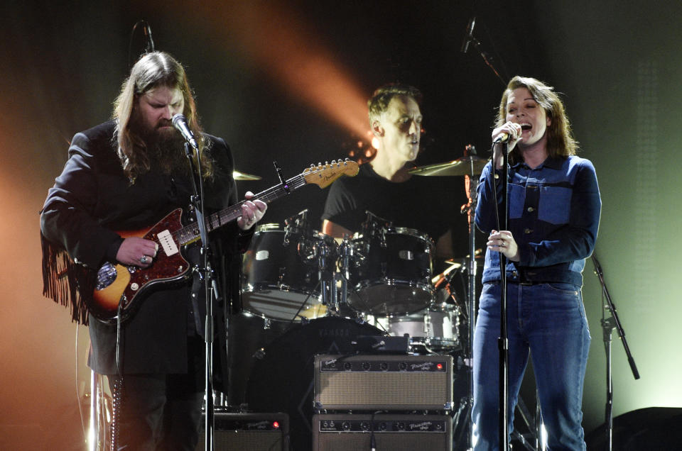 Chris Stapleton, a la izquierda, y Brandi Carlisle interpretan la canción de Temple of the Dog "Hunger Strike" durante un concierto en memoria del difunto rockero Chris Cornell, "I Am The Highway: A Tribute to Chris Cornell", el miércoles 16 de enero del 2019 en The Forum, en Inglewood, California. (Foto por Chris Pizzello/Invision/AP)