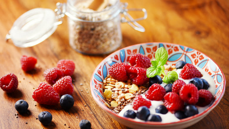 oatmeal with yogurt, berries