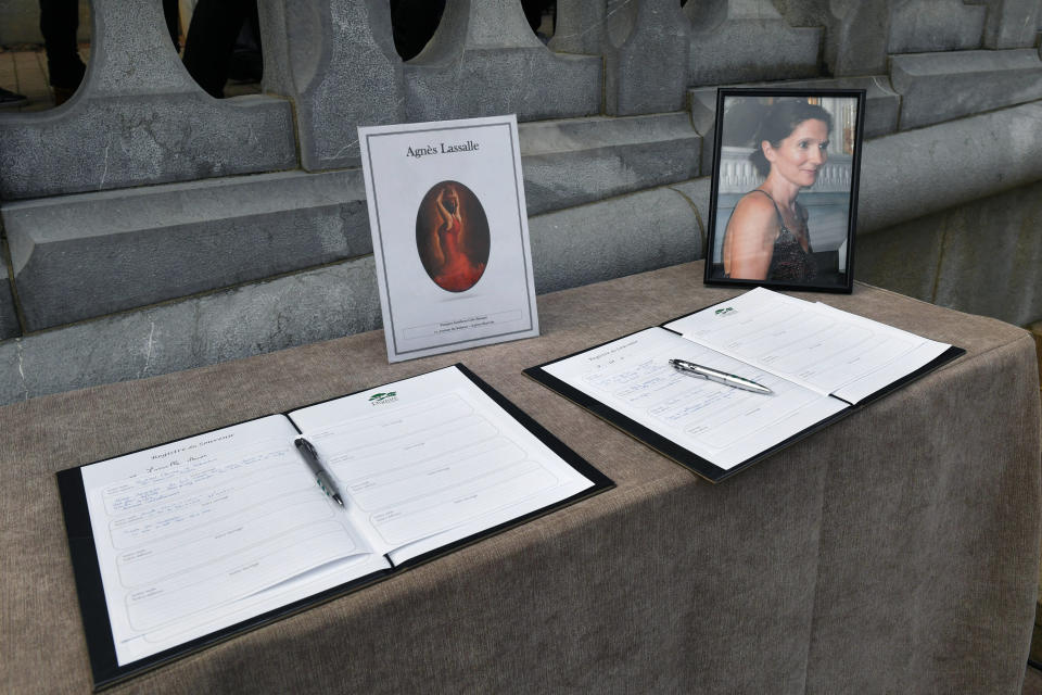 Le livre de condoléances prévu lors de la cérémonie funéraire de la professeure Agnès Lassalle, à l’église Sainte-Eugénie de Biarritz.