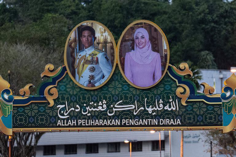 Los retratos del novio, el príncipe Abdul Mateen, y la novia, Anisha Rosnah, en un cartel sobre una carretera antes de su boda en Brunéi, en la isla de Borneo, el 10 de enero de 2024. 