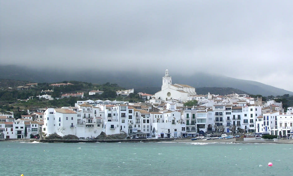 9.- Cadaqués, Girona: Uno de los pueblos más pintorescos de España: Casitas blancas frente a un mar tan azul que parece sacado del cuadro, te esperan para pasar unos días en compañía de nuestra querida Tramuntana. Crédito: racatumba.