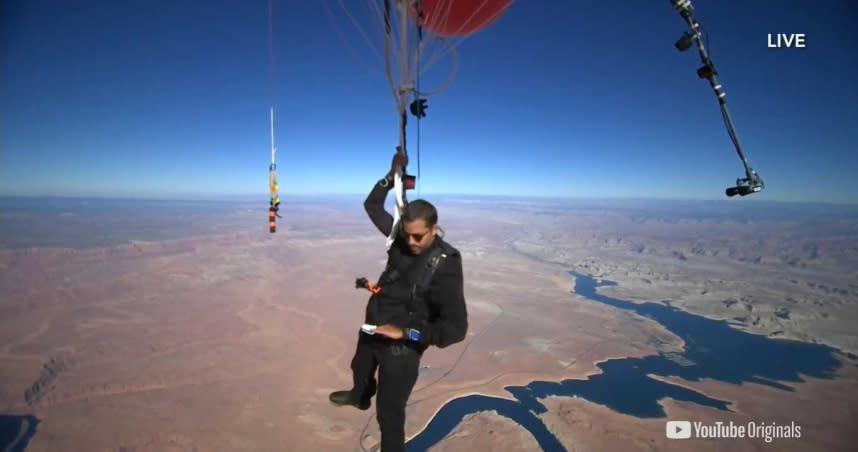 美國魔術師布萊恩挑戰靠氣球飛行到高空。（圖／翻攝自David Blaine YouTube）