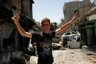 <p>A member of the Iraqi Federal Police gestures on the frontline in the Old City of Mosul, Iraq June 28, 2017. (Photo: Ahmed Jadallah/Reuters) </p>