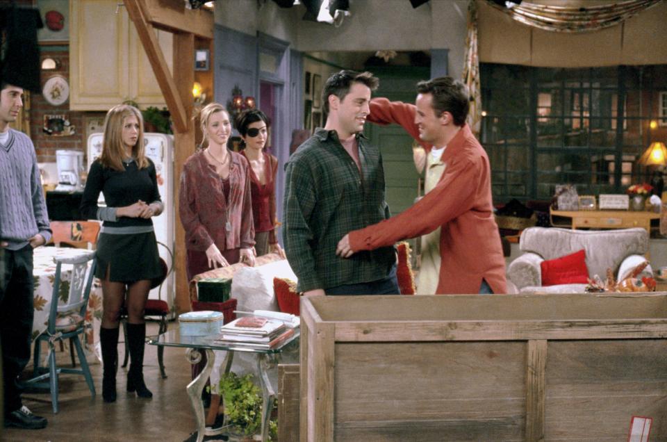 David Schwimmer, Jennifer Aniston, Lisa Kudrow, Courteney Cox, Matt Leblanc and Matthew Perry in the Thanksgiving episode of "Friends" where Chandler spends most of the half hour in a box.