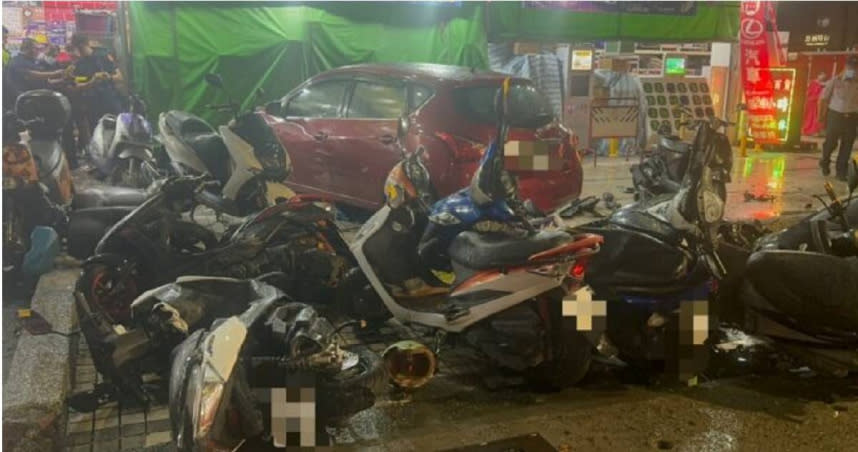 高雄市苓雅區三多一路26日晚間發生重大車禍，遭撞傷者共計6名，人行道停放機車遭撞共計19輛。（圖／翻攝記者爆料網）