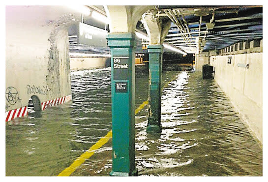 網民上載洪水湧入紐約市86街地鐵的照片，可見月台和路軌被淹浸。