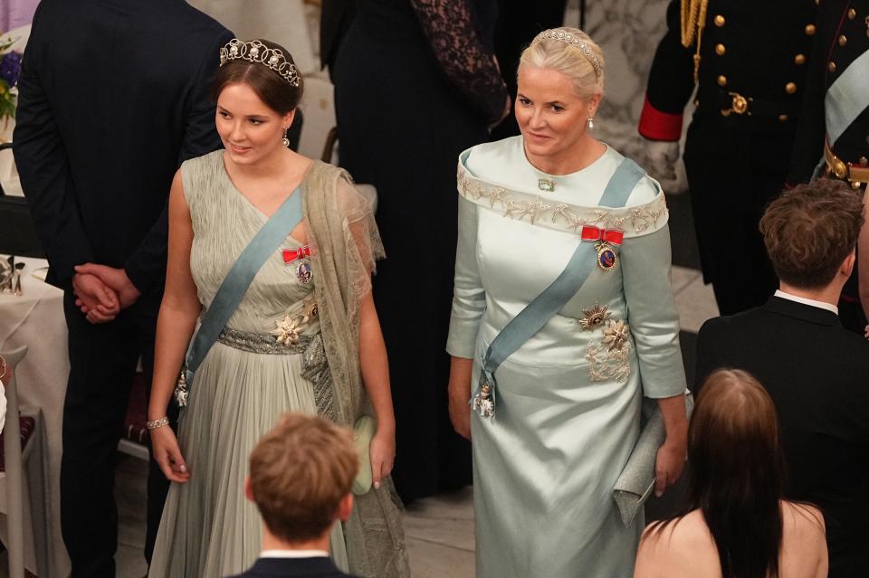 Norwegens Prinzessin Ingrid Alexandra (l.) und Kronprinzessin Mette-Marit sind bei der Feier mit einem Galadinner zum 18. Geburtstag von Prinz Christian im Schloss Christiansborg in Kopenhagen zu sehen.