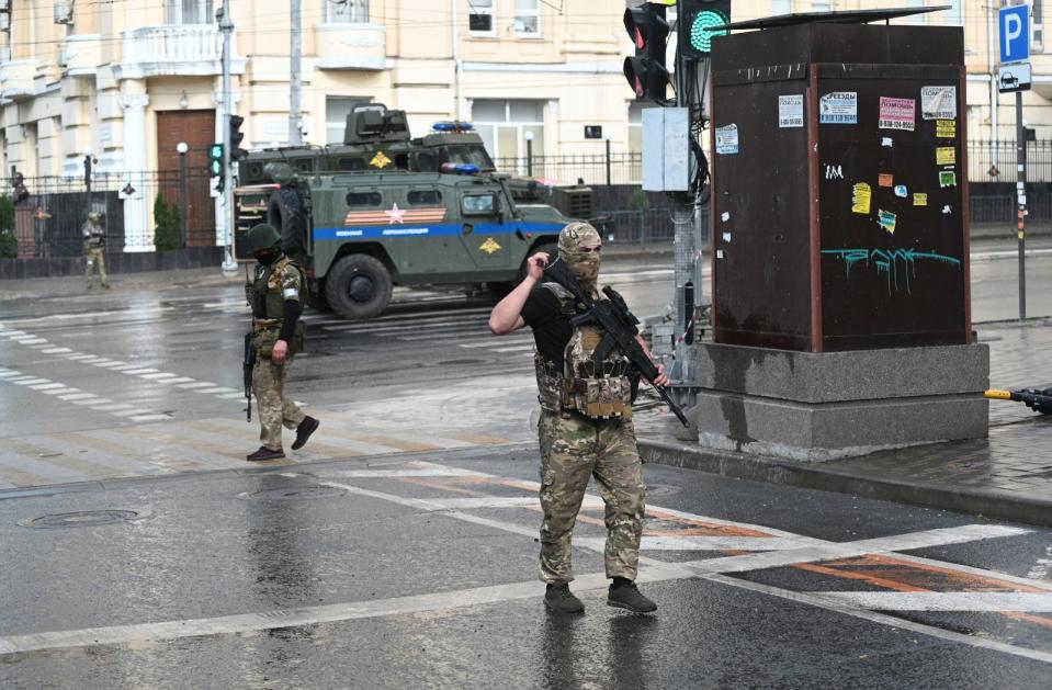 華格納集團士兵24日在俄國頓河畔羅斯托夫的街頭巡邏。路透社