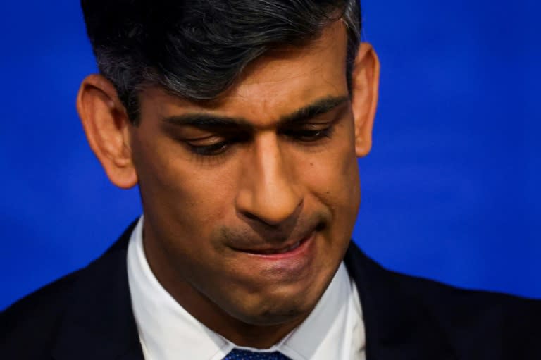 Le Premier ministre britannique Rishi Sunak réagit lors d'une conférence de presse, à Downing Street, au centre de Londres, le 22 avril 2024 (Toby Melville)