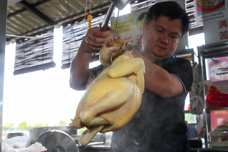 Unlike other stalls that just boil their chicken, Chong prefers to use a homestyle method to poach and steep the chicken for a juicier and moist bite