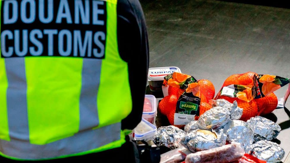 El chaleco que identifica a un agente fronterizo de Países Bajos frente a una serie de productos confiscados.