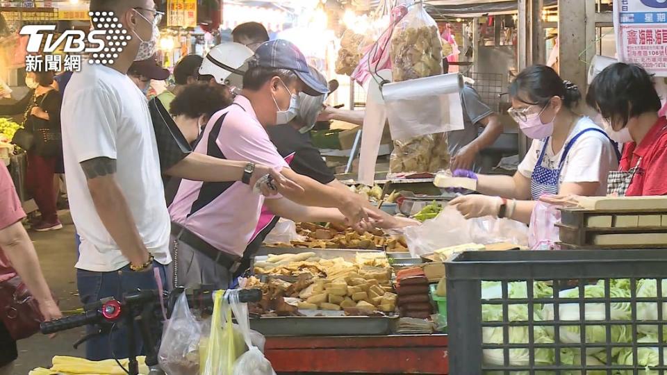 倘若市場若分流管制無法落實或人流群聚過多，將採取強制休市。（圖／TVBS資料畫面）