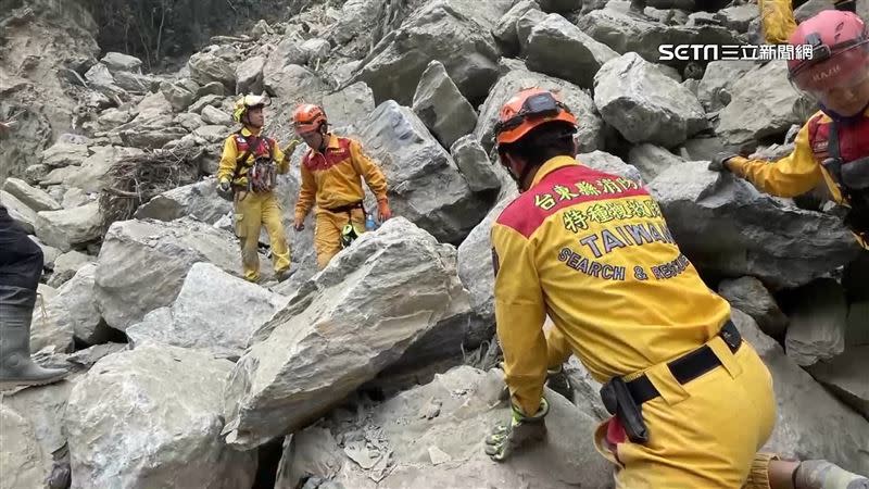 砂卡礑步道遭巨石掩埋，救難人員持續搜救。